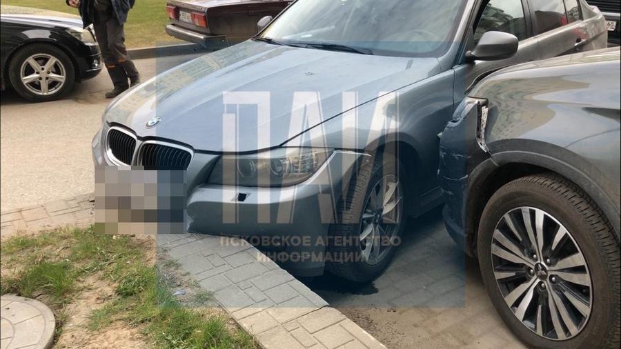 В Пскове водитель на БМВ потерял сознание 