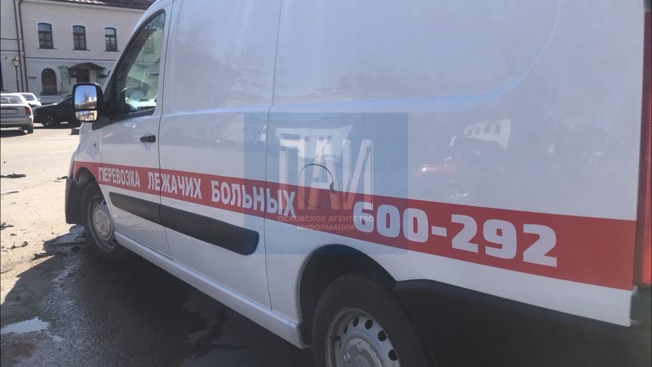 Автомобиль и микроавтобус с лежачими больными столкнулись на улице Некрасова в Пскове