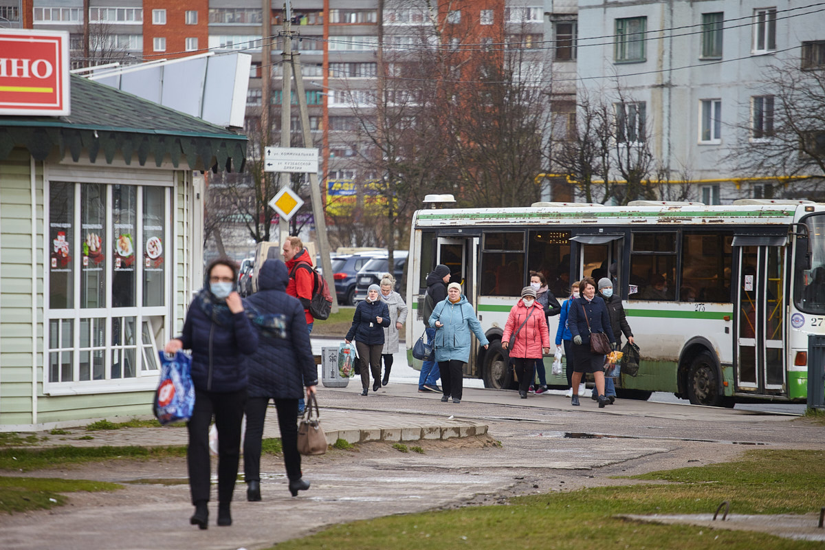 Вечерний час пик на остановках города