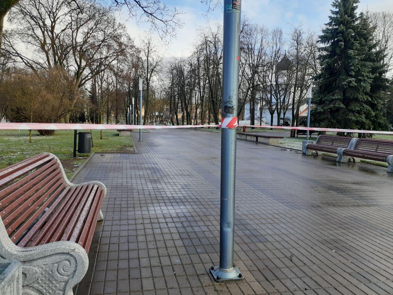 В Пскове лентами оцепили парки и скверы