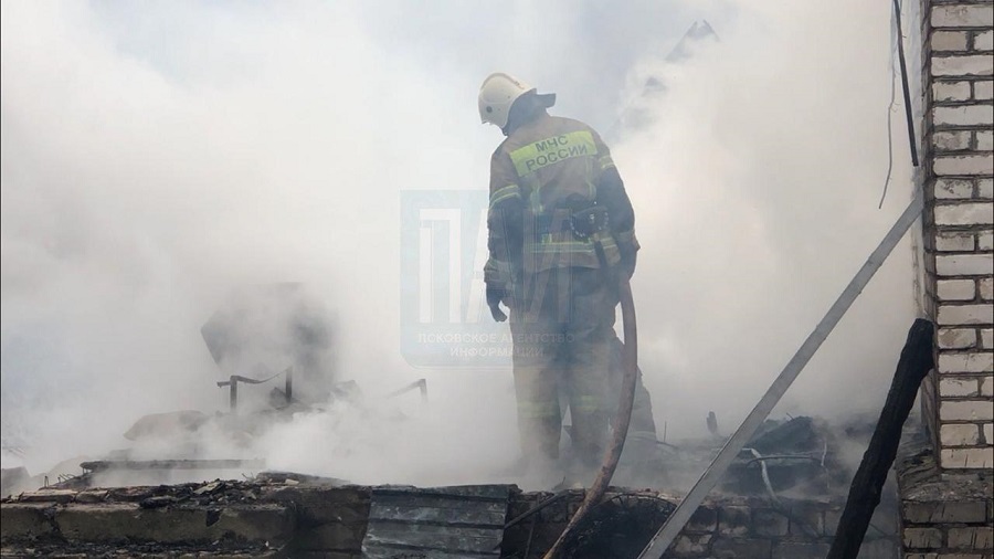 В деревне Кувшиново сгорел жилой дом, внутри может находиться его хозяйка