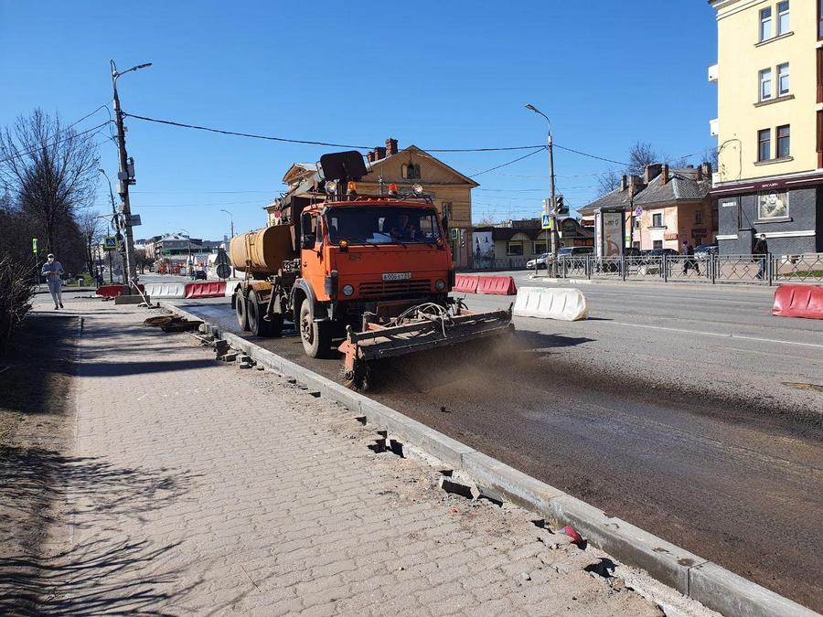 В Пскове продолжается ремонт Рижского проспекта.