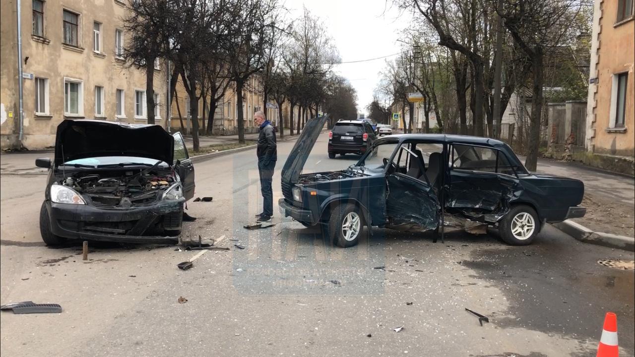 Автомобили столкнулись на улице Льва Толстого в Пскове
