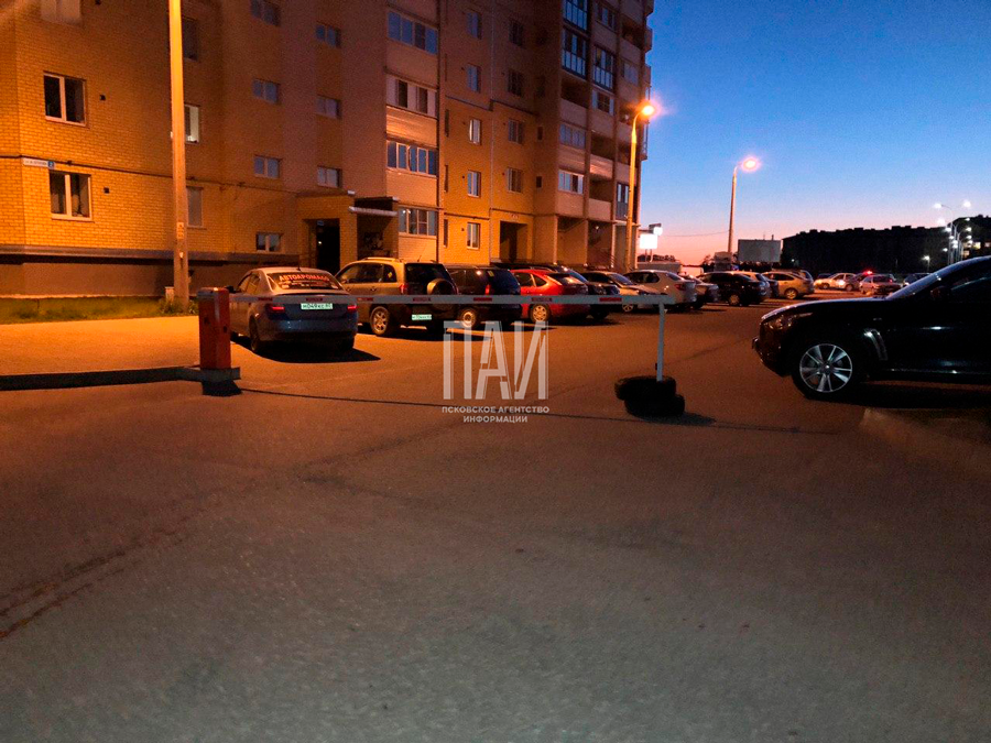 Пскович на Lada Largus протаранил несколько машин, въехал в стену и скрылся