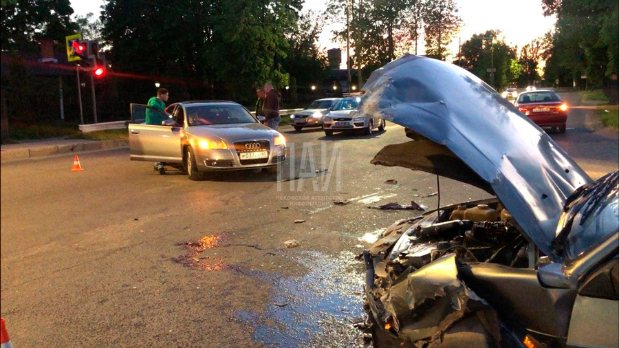 Два человека пострадали в ДТП на улице Леона Поземского