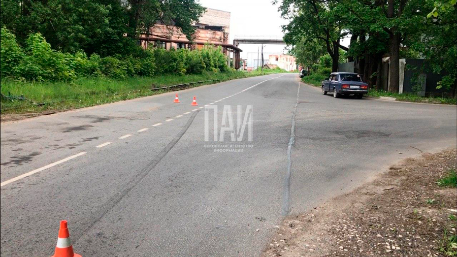 Подросток пострадал в результате ДТП на улице Паровозной в Пскове