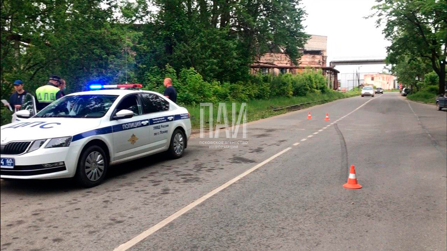 Подросток пострадал в результате ДТП на улице Паровозной в Пскове
