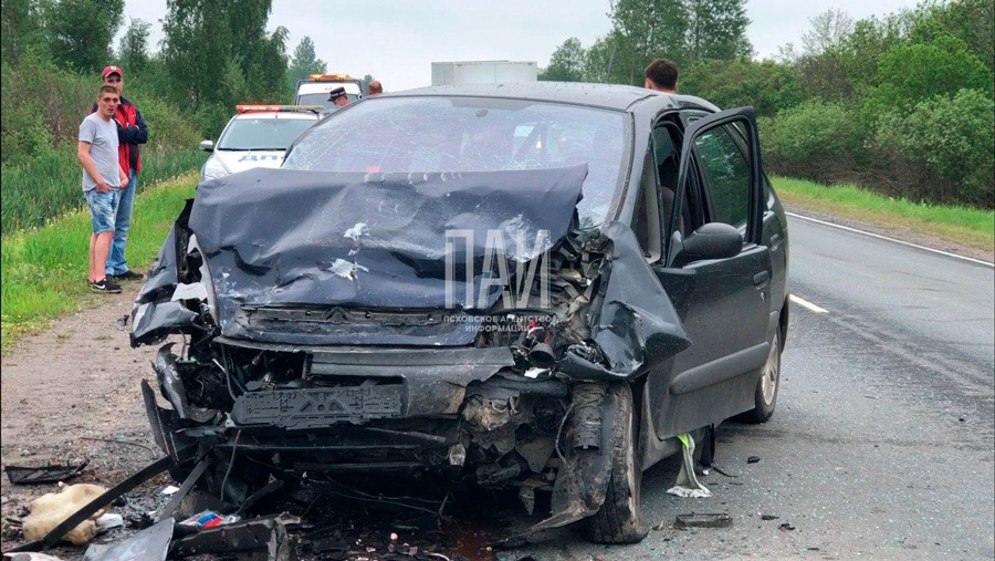 Водитель BMW сгорел после столкновения с Citroën в Печорском районе