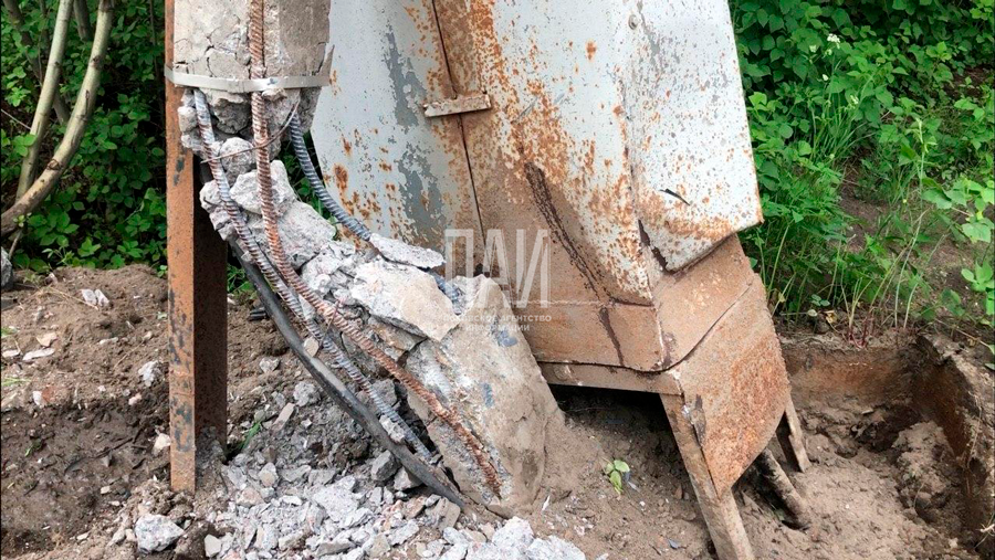 Водитель BMW врезался в фонарный столб
