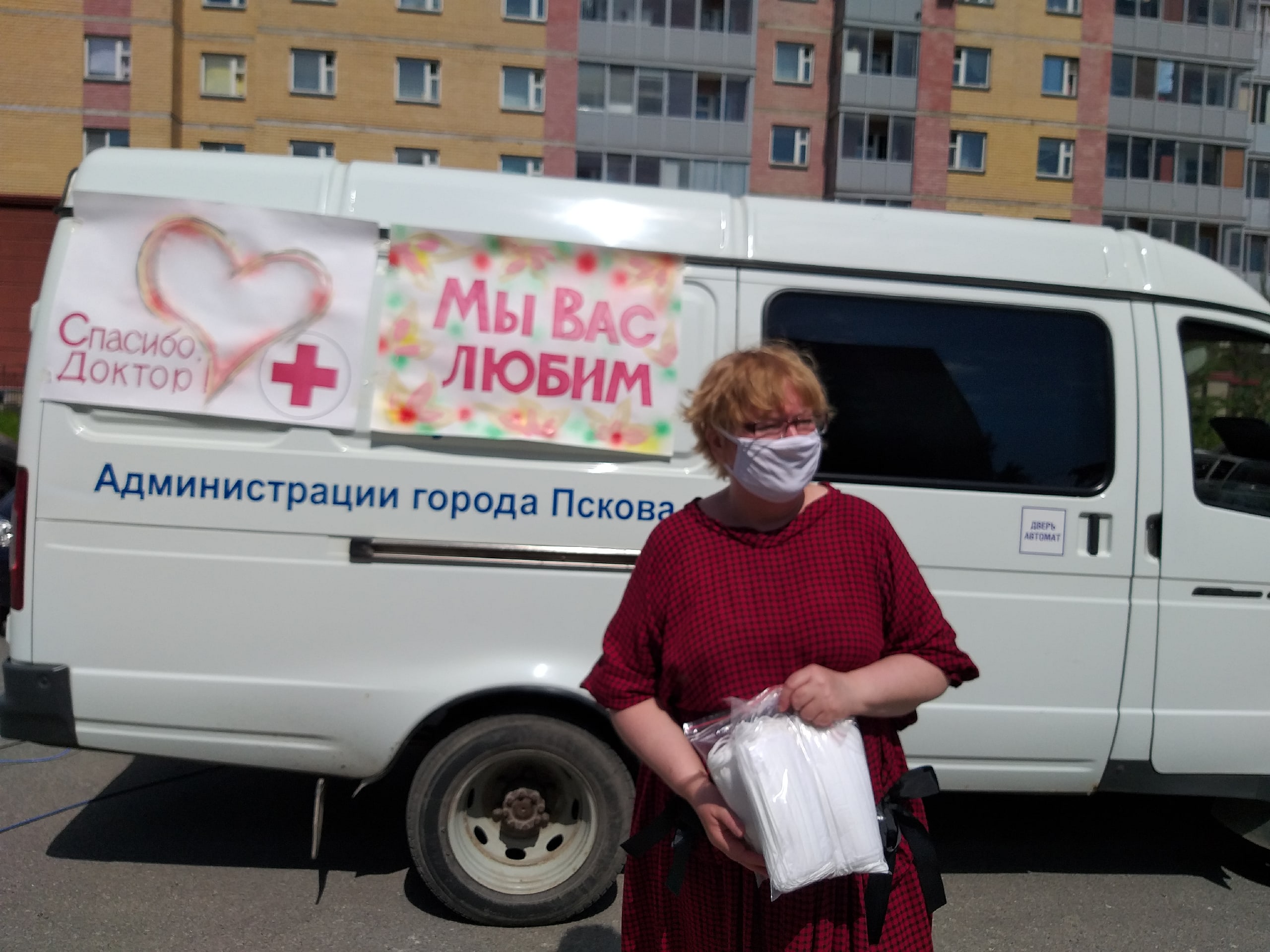 Художники передали картины псковским медикам в канун Дня медицинского работника