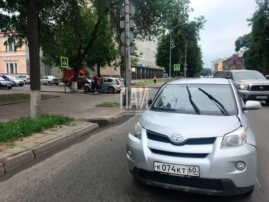 Toyota и BMW cтолкнулись в центре Пскова 