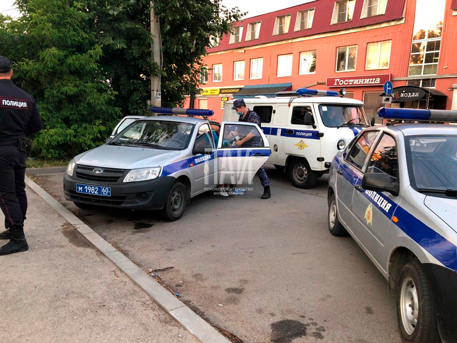 В Пскове мужчину ударили ножом в закусочной