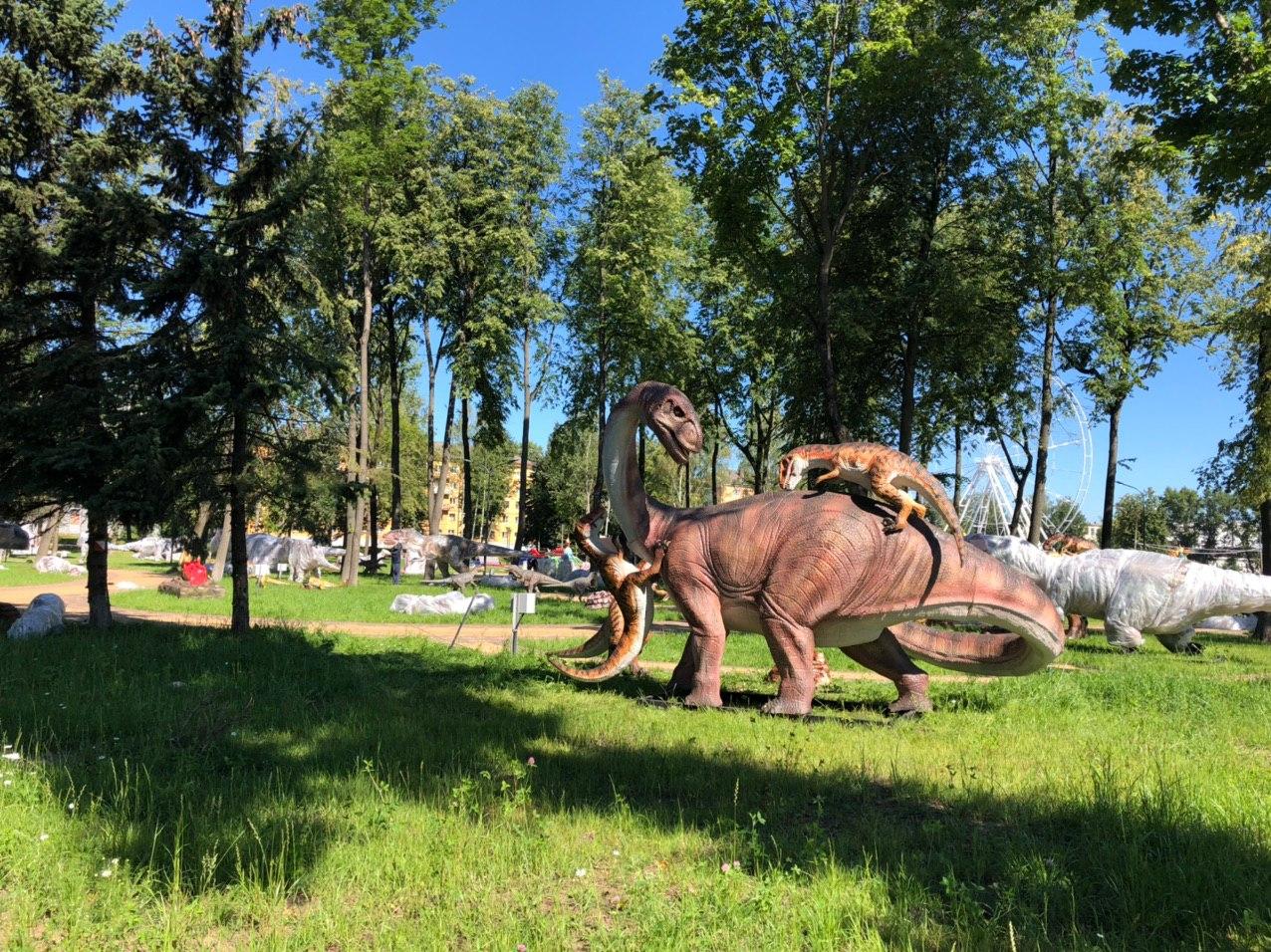 В парке отдыха в Великих Луках монтируют выставку доисторических животных