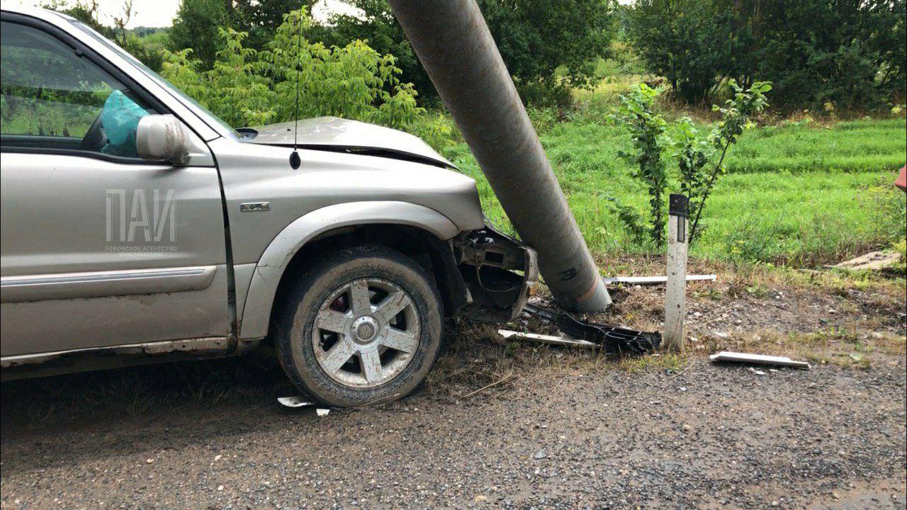 Автомобиль врезался в опору ЛЭП в Псковском районе