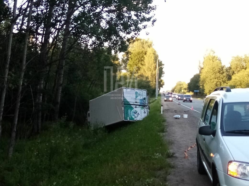 Дорожная авария недалеко от деревни Сверотово