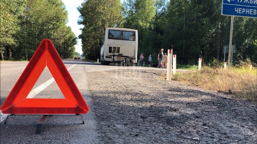 Audi врезалась в пассажирский автобус в Псковском районе