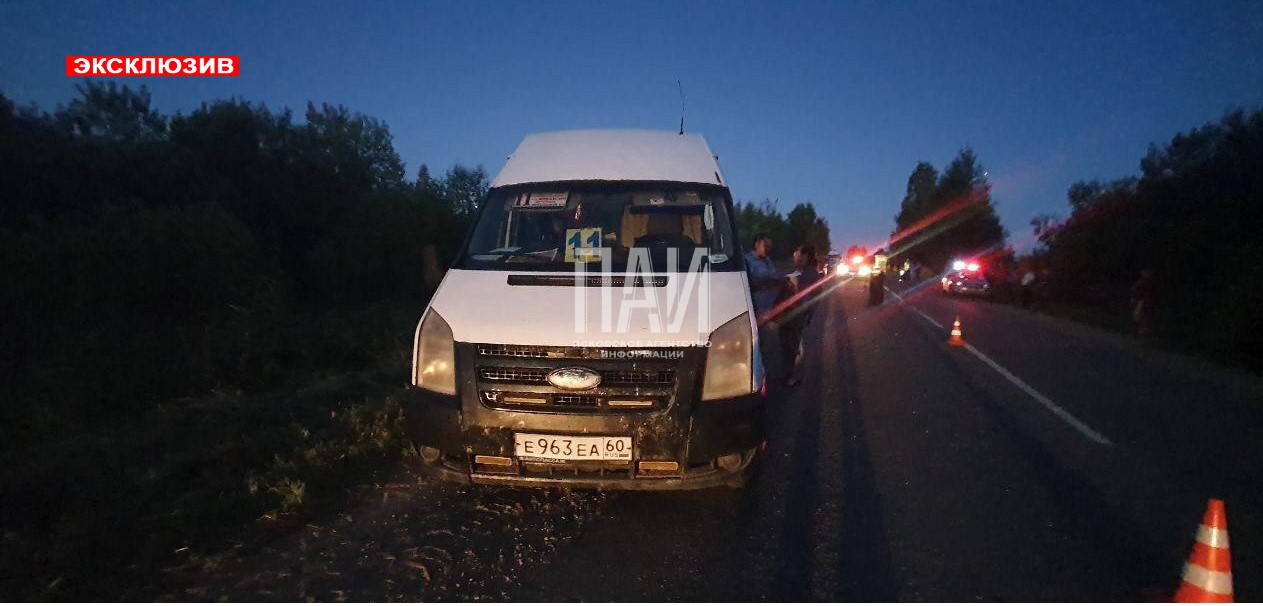 Публикуем фотографии с места трагической аварии в Великолукском районе, где сегодня погибли два человека