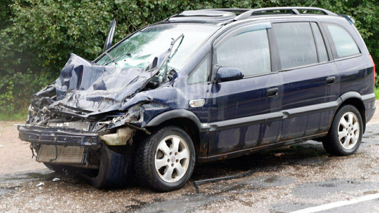 Opel протаранил колонну военной техники