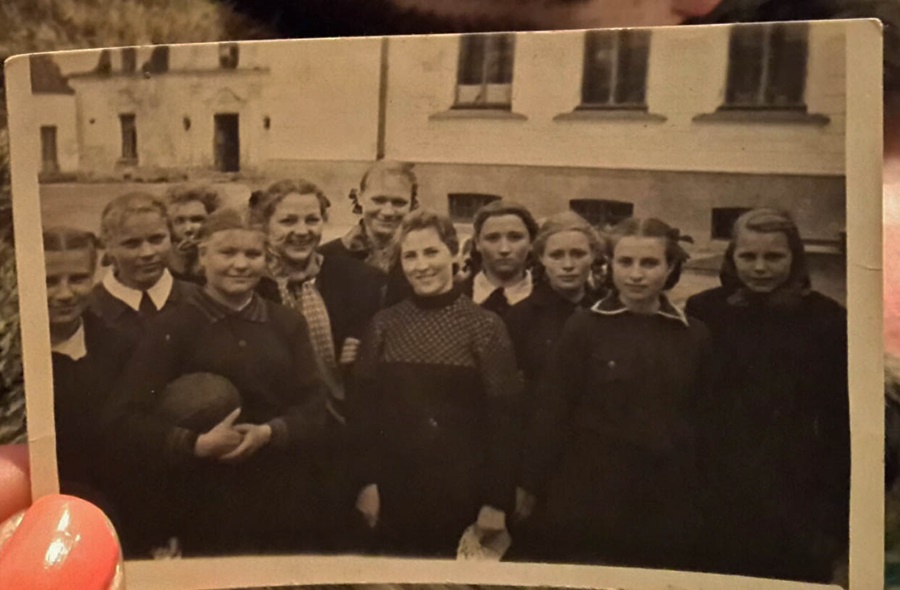 Зинаида Васильевна и ее одноклассники в Волышово, 1950-е годы.