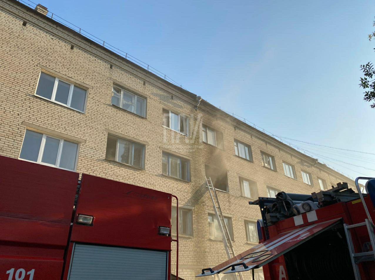 Общежитие загорелось в Псковском районе