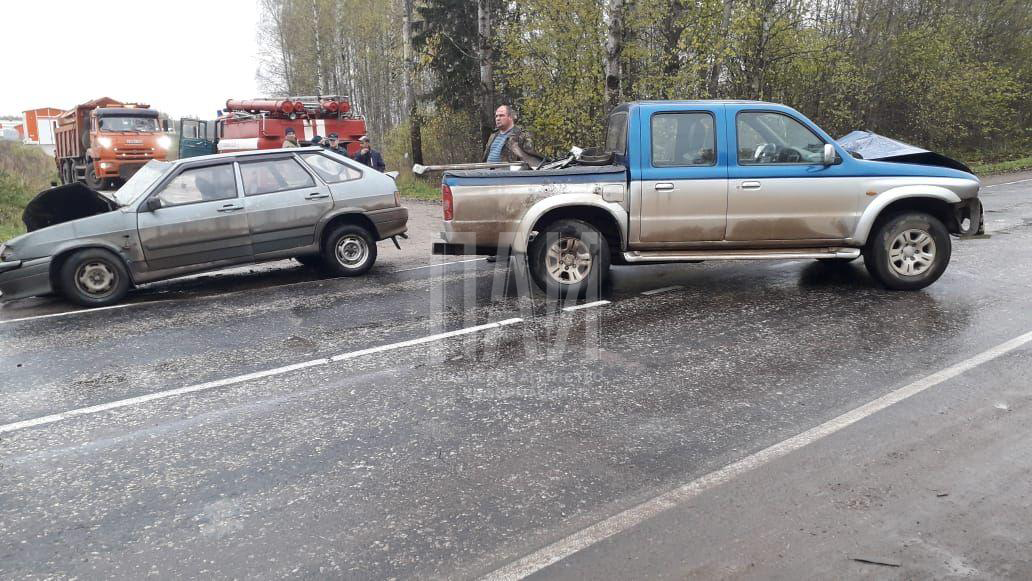 ДТП в деревне Рыкалево с двумя машинами и школьным автобусом