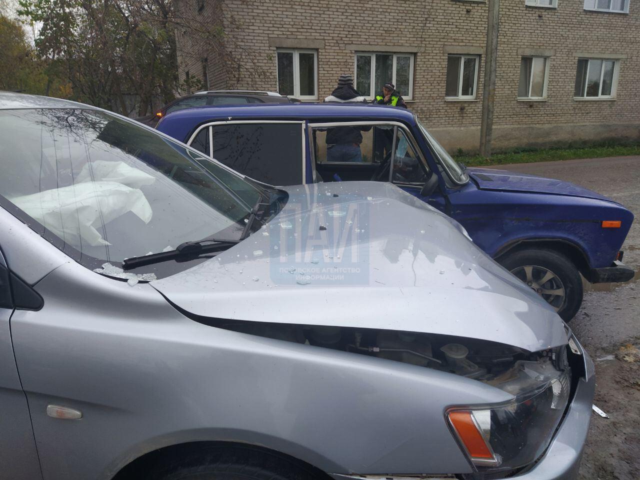 Два автомобиля столкнулись в Порхове, пострадала женщина
