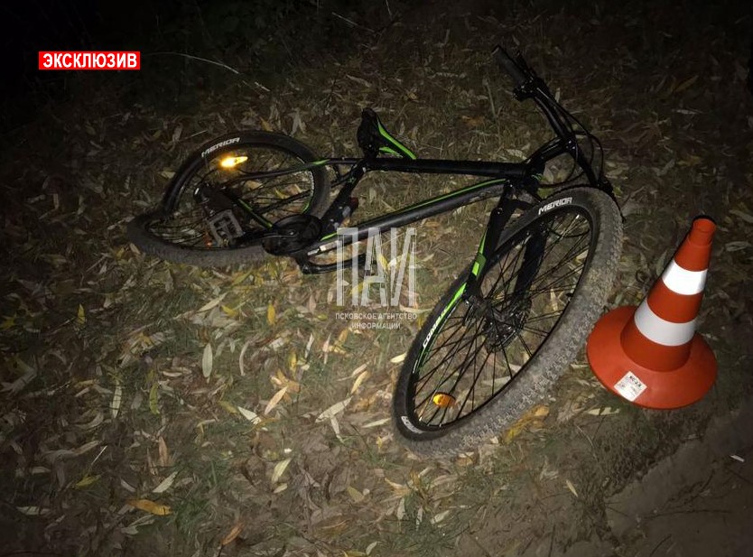 Место столкновения велосипеда и Лады Приоры в Великих Луках.