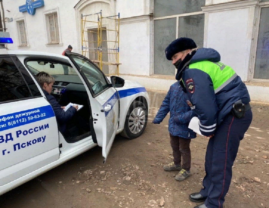 В Пскове под колёса автомобиля попал 10-летний ребёнок