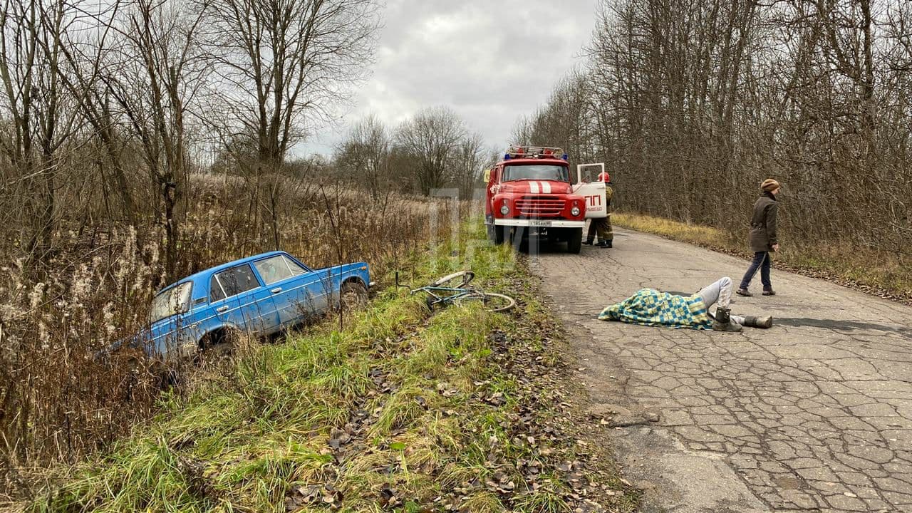 Пьяный водитель пострадал при съезде автомобиля в кювет в Псковском районе