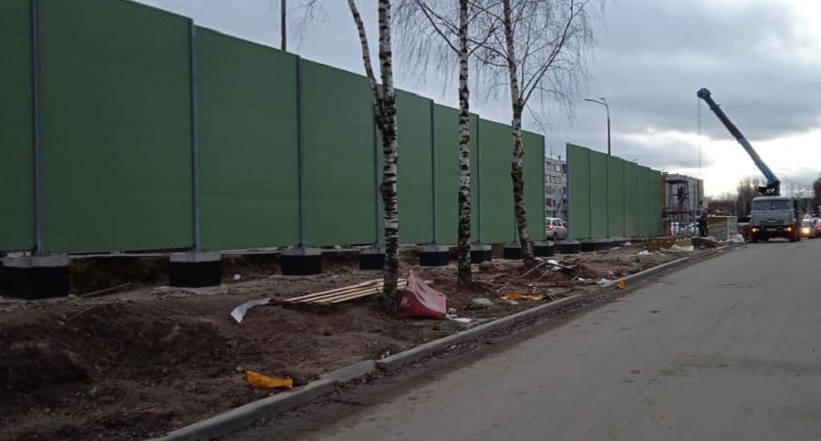 Шумозащитный экран устанавливают возле 3-й поликлиники в Пскове