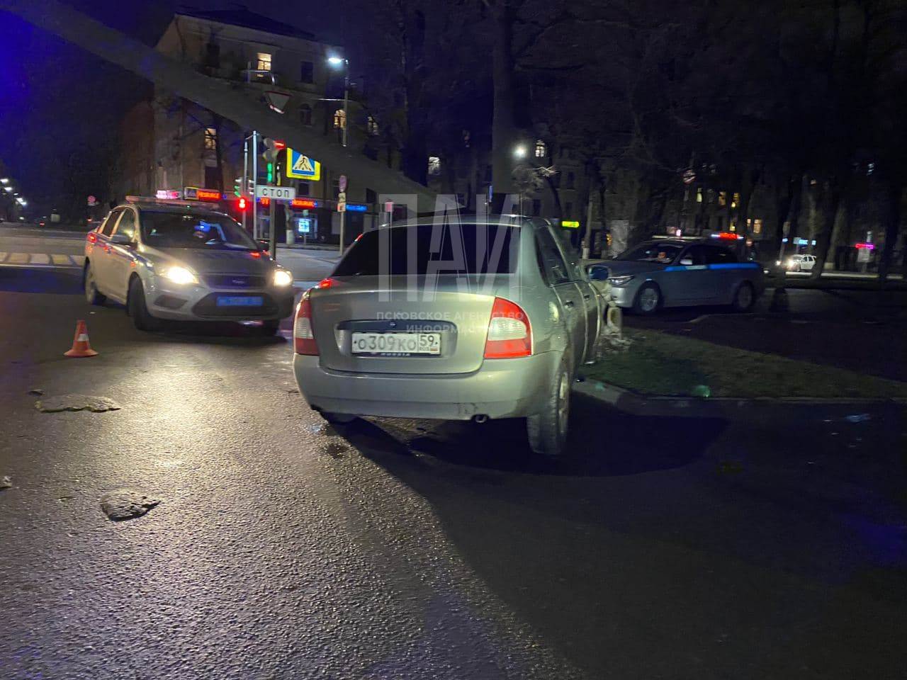 Автомобиль врезался в столб
