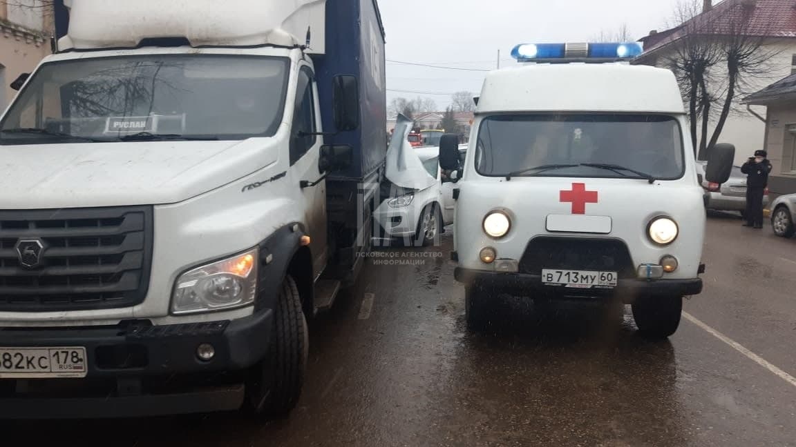 Водитель иномарки въехал в припаркованный грузовик в Себеже