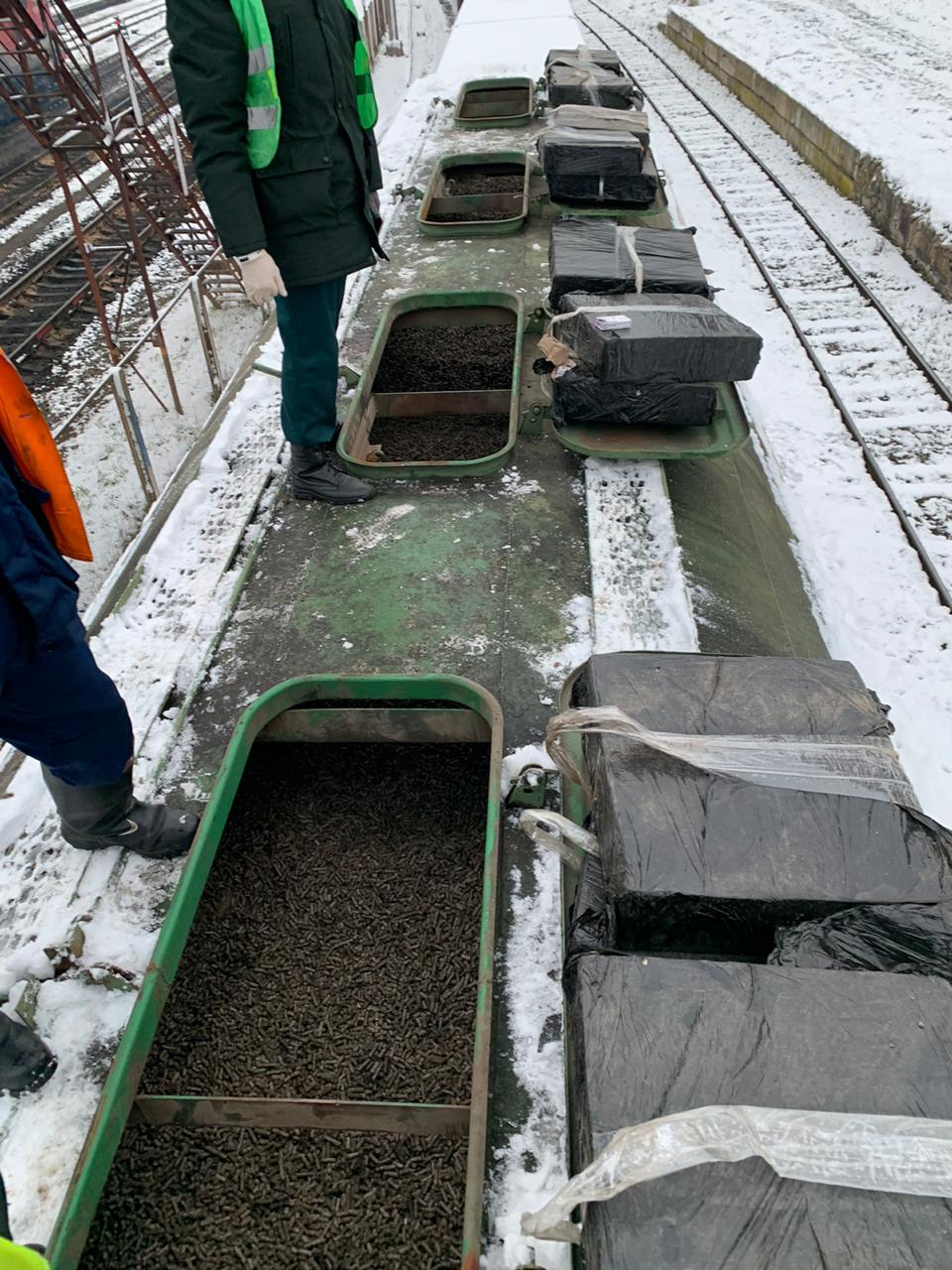 Почти восемь тысяч пачек сигарет изъяли псковские пограничники