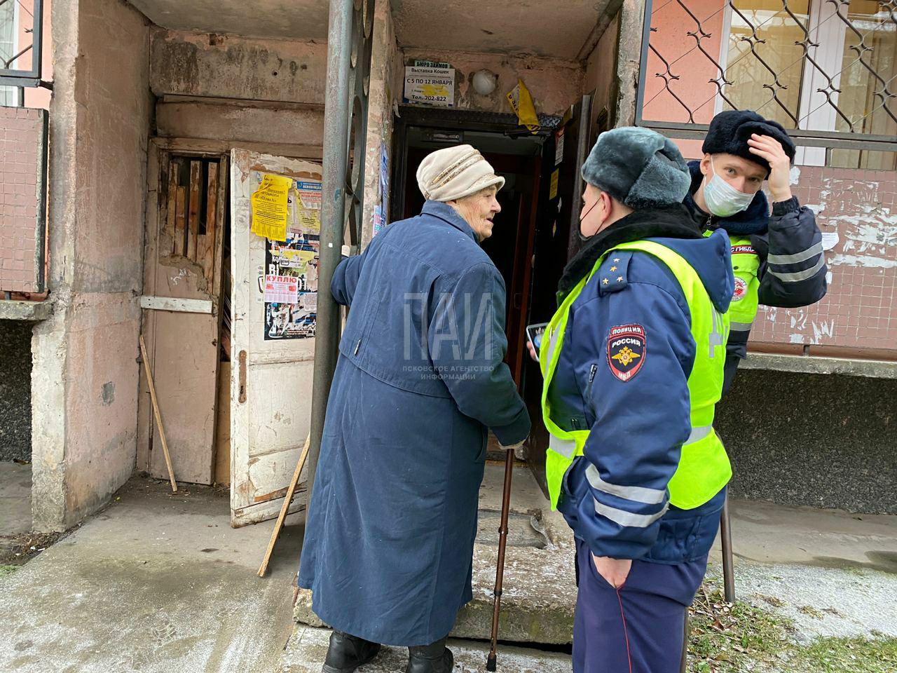 Псковская пенсионерка поджарила на плите еду: жители вызвали пожарных