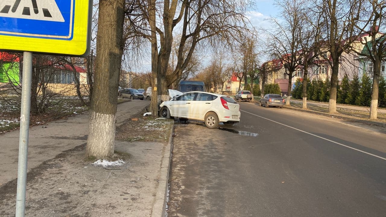 Водитель иномарки врезался в дерево в Пскове