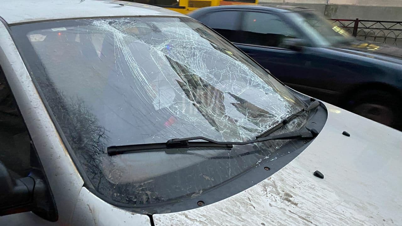 Пенсионер попал под колеса автомобиля в Пскове