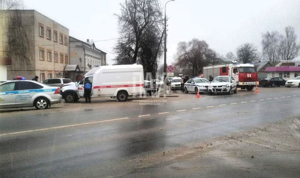 Фельдшер скорой помощи пострадал в ДТП в Острове