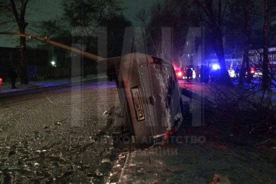 Citroën влетел в фонарный столб и оставил без света целую улицу