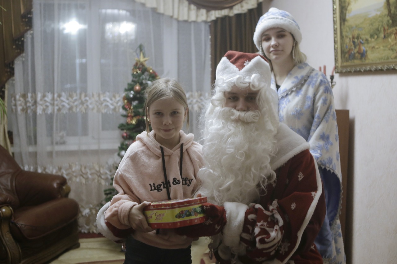 «Титан-Полимер» передал 70 подарков для детей из многодетных и малообеспеченных семей