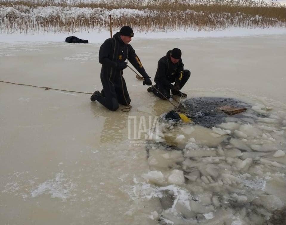 Тело утонувшего рыбака извлекли из воды в Псковском районе
