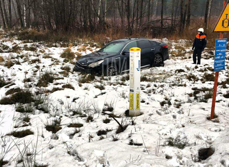 Два автомобиля столкнулись и вылетели в кювет у деревни Соловьи Псковского района