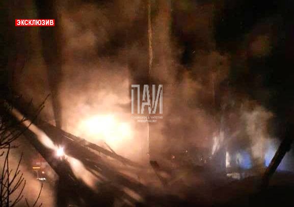 Фото с места трагического пожара в великолукском районе.