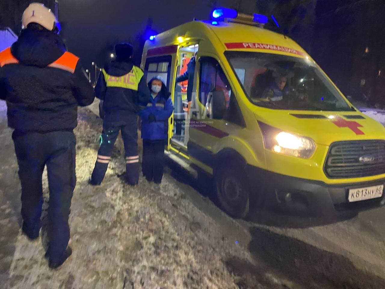 В Пскове водитель иномарки врезался в фонарный столб