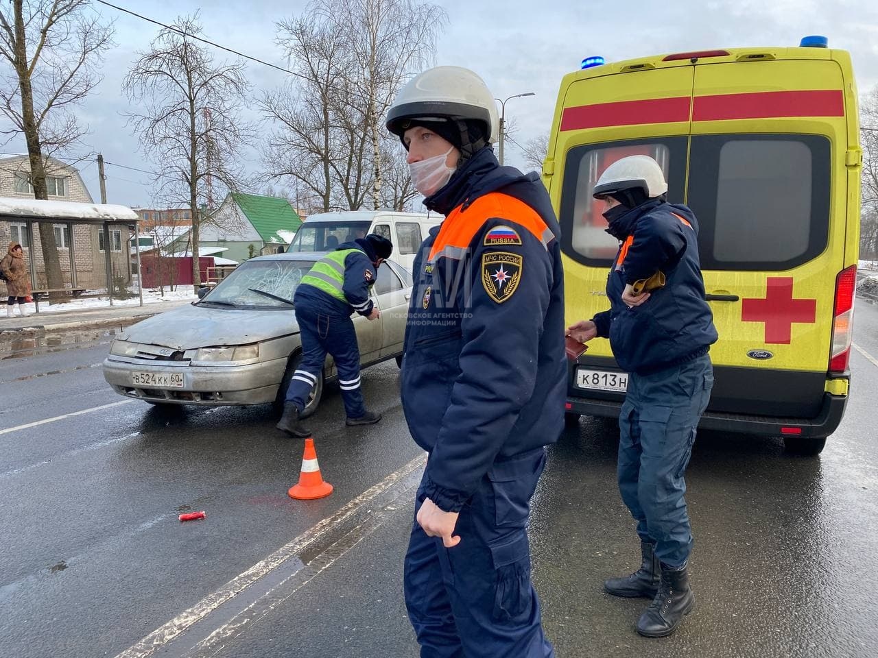 Женщина попала под колёса автомобиля на Крестовском шоссе в Пскове