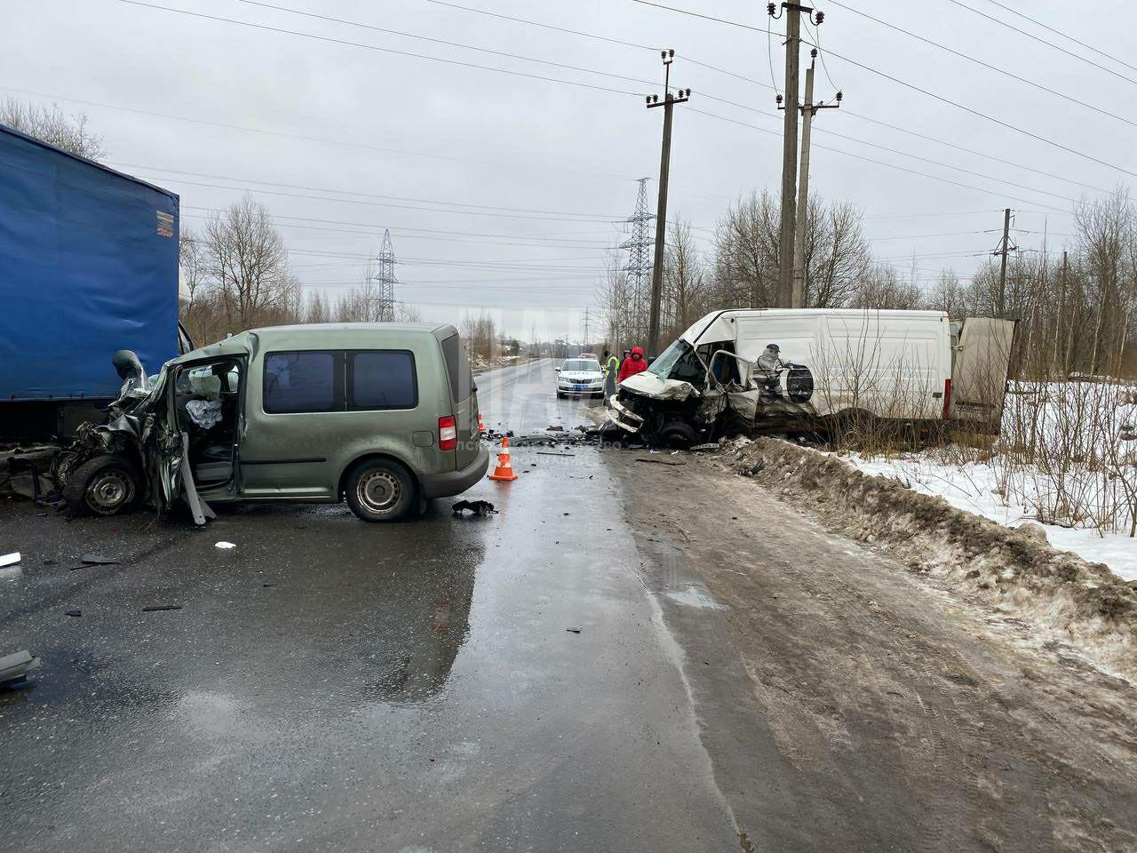 Два автомобиля столкнулись в Пскове, есть пострадавшие