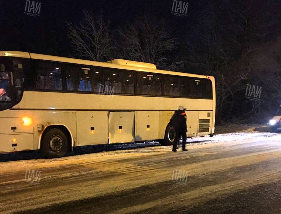 Столкновение Мазды и автобуса на трассе Псков - Изброрск