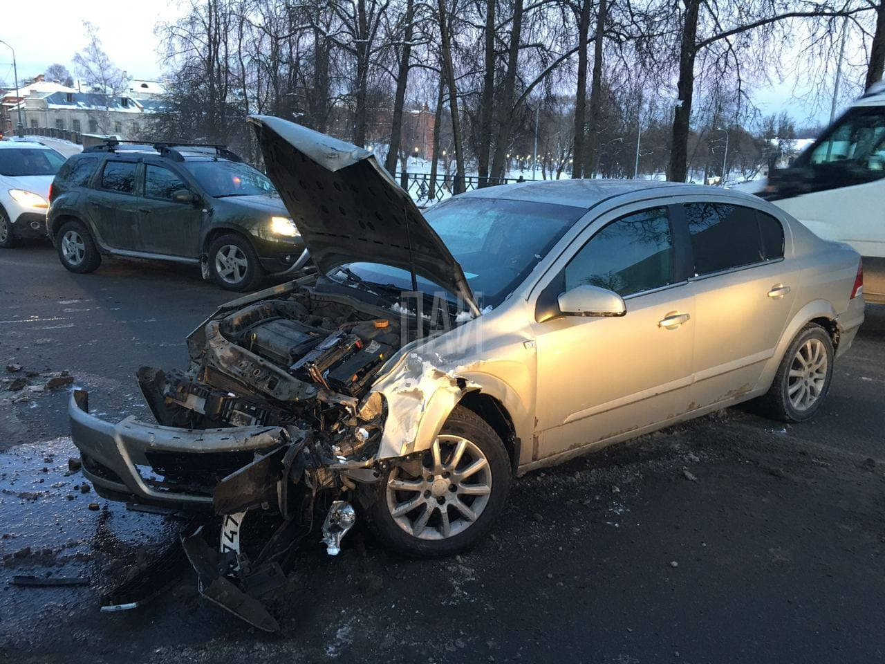 Столкновение авто перед Троицким мостом