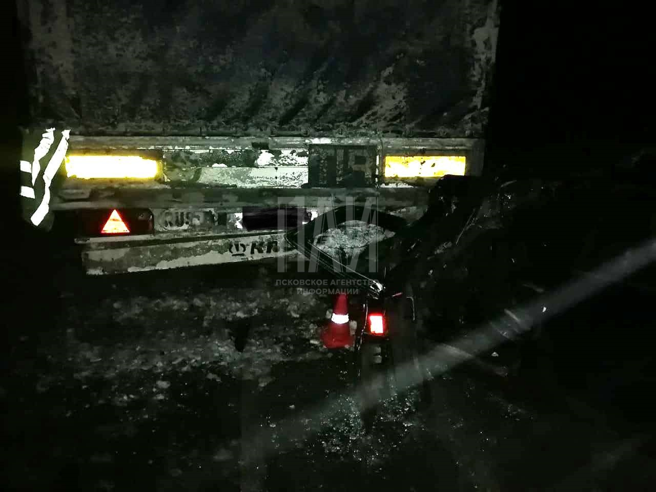 ВАЗ 2111 въехал в фуру в Великолукском районе