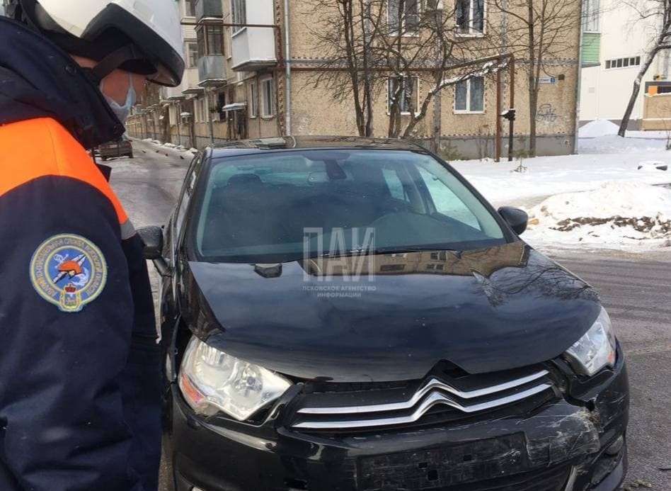 Два автомобиля столкнулись на перекрестке Фабрициуса и Гражданской в Пскове 