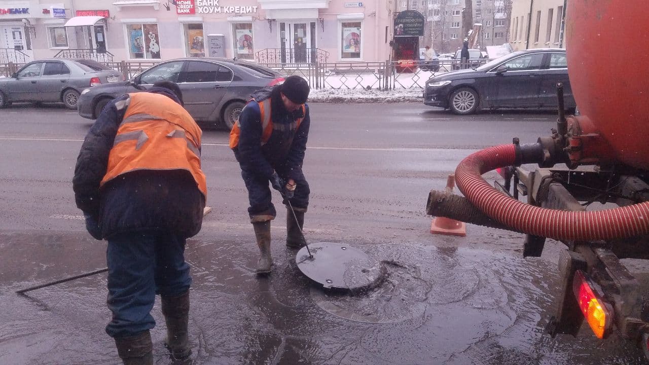 В центре Пскова дорогу затопило водой из-за коммунальной аварии